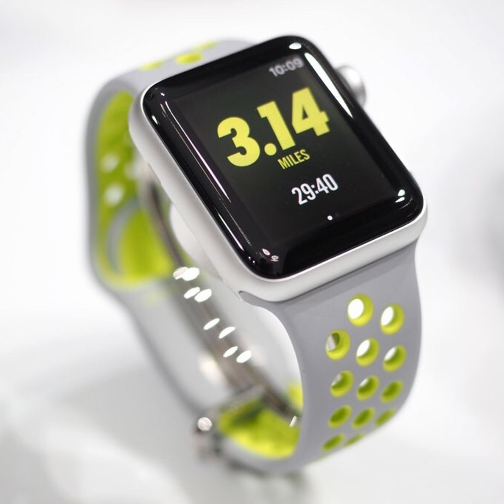 MAKE AN OFFER Nike+ Apple Watch Series 2 • 38mm